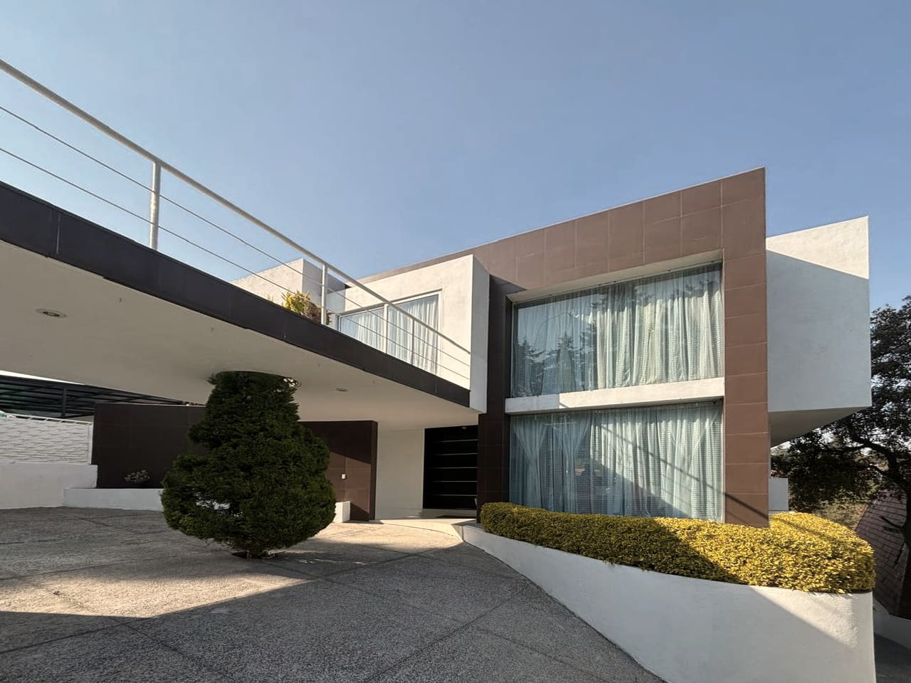 Fachada de una residencia en Condado de Sayavedra, Zona Esmeralda